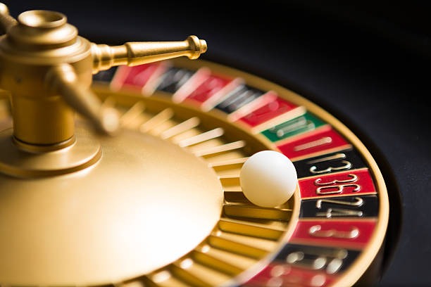 Live Lightning Roulette table at kebon toto with croupier and spinning wheel